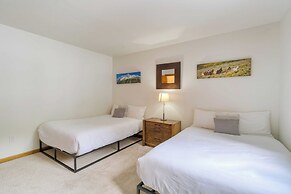 Riverside Condos C102 by Avantstay Condo Close To Downtown, Town Park 
