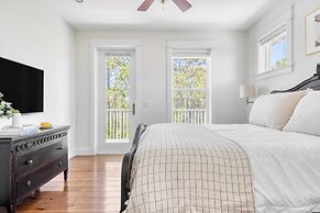 Bellview by Avantstay Gorgeous Home w/ Multiple Balconies & Living Are