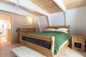 Zephyr by Avantstay Stylish Modified A Frame w/ Access To Tahoe Donner