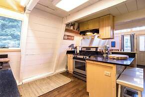 Zephyr by Avantstay Stylish Modified A Frame w/ Access To Tahoe Donner