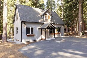 Sweet Pine Deck + Hot Tub, Cozy Modern Interior Close to Ski Resort!