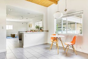 Lloyd by Avantstay Palm Spring Paradise w/ Pool, Large Yard & Table Te