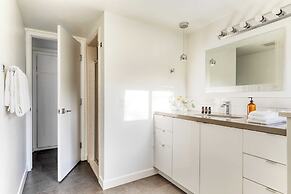 Lloyd by Avantstay Palm Spring Paradise w/ Pool, Large Yard & Table Te