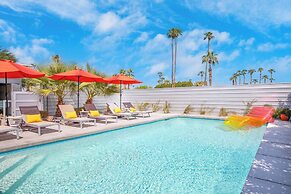Lloyd by Avantstay Palm Spring Paradise w/ Pool, Large Yard & Table Te