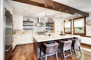 Main Street Escape by Avantstay Stunning Home Right off Main Street w/