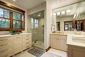 Main Street Escape by Avantstay Stunning Home Right off Main Street w/