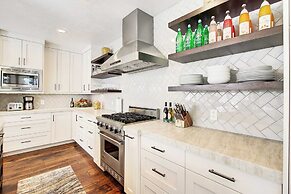 Main Street Escape by Avantstay Stunning Home Right off Main Street w/