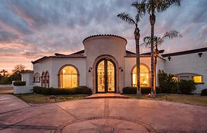 Farrier by Avantstay Spectacular 7BR Mediterranean-style Estate w/ Poo