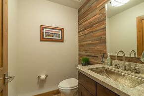 Sawtooth by Avantstay Spacious Pine Tree Cabin w/ Hot Tub