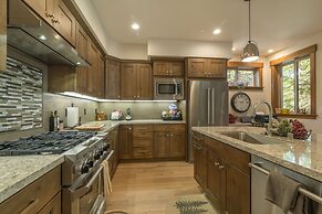 Sawtooth by Avantstay Spacious Pine Tree Cabin w/ Hot Tub