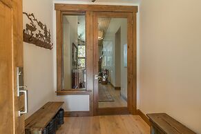 Sawtooth by Avantstay Spacious Pine Tree Cabin w/ Hot Tub