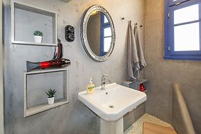 Modern Apartment With Roof Terrace in Athens