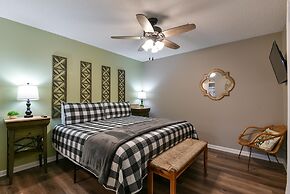 Sweet Clover - Indoor Pool - HOT TUB Area - Resort Style - Center of B