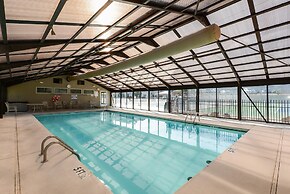 Sweet Clover - Indoor Pool - HOT TUB Area - Resort Style - Center of B