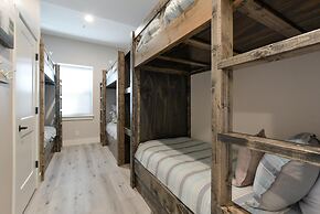 Journey's Remedy Lite - Lake View - Closest to Indoor Pool - Sleeps 22