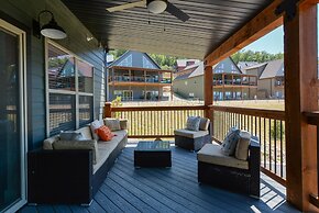 Journey's Remedy Lite - Lake View - Closest to Indoor Pool - Sleeps 22