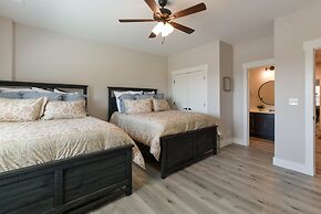 Journey's Remedy Lite - Lake View - Closest to Indoor Pool - Sleeps 22