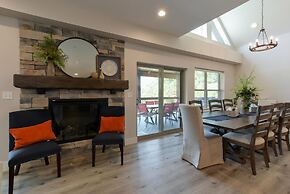 Journey's Remedy Lite - Lake View - Closest to Indoor Pool - Sleeps 22