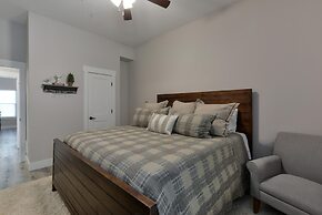 Journey's Remedy Lite - Lake View - Closest to Indoor Pool - Sleeps 22