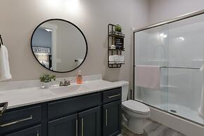 Journey's Remedy Lite - Lake View - Closest to Indoor Pool - Sleeps 22