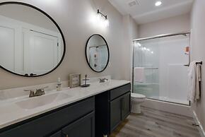 Journey's Remedy Lite - Lake View - Closest to Indoor Pool - Sleeps 22