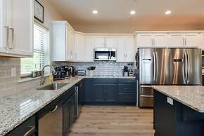 Journey's Remedy Lite - Lake View - Closest to Indoor Pool - Sleeps 22