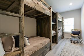 Journey's Remedy Lite - Lake View - Closest to Indoor Pool - Sleeps 22