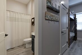 Journey's Remedy Lite - Lake View - Closest to Indoor Pool - Sleeps 22