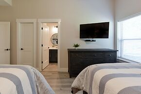 Journey's Remedy Lite - Lake View - Closest to Indoor Pool - Sleeps 22