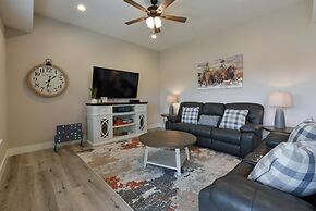 Journey's Remedy Lite - Lake View - Closest to Indoor Pool - Sleeps 22