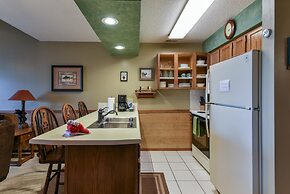 Westcreek Lodge @ Notch-vaulted Ceilings, 2 Pools, Private Lake, 1 Mil