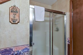 Westcreek Lodge @ Notch-vaulted Ceilings, 2 Pools, Private Lake, 1 Mil