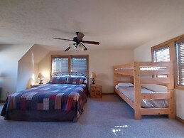 Bear Hug - Cabin Comfort - Outdoor Pool - Walking Trails -family/group