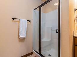 Bear Hug - Cabin Comfort - Outdoor Pool - Walking Trails -family/group