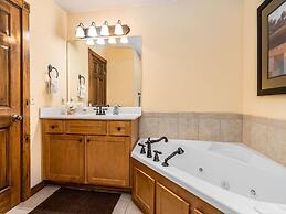 Bear Hug - Cabin Comfort - Outdoor Pool - Walking Trails -family/group