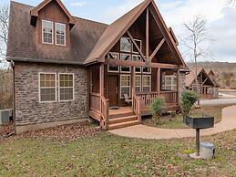 Bear Hug - Cabin Comfort - Outdoor Pool - Walking Trails -family/group