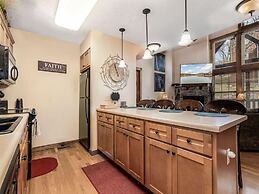 Bear Hug - Cabin Comfort - Outdoor Pool - Walking Trails -family/group