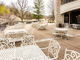 Bear Hug - Cabin Comfort - Outdoor Pool - Walking Trails -family/group