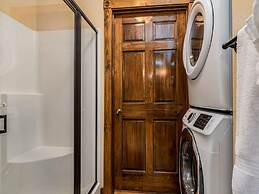 Bear Hug - Cabin Comfort - Outdoor Pool - Walking Trails -family/group