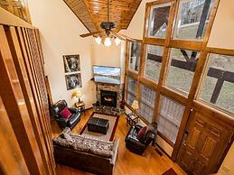 Bear Hug - Cabin Comfort - Outdoor Pool - Walking Trails -family/group