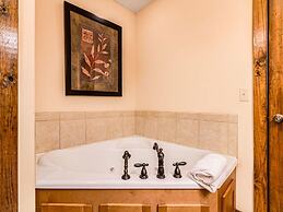 Bear Hug - Cabin Comfort - Outdoor Pool - Walking Trails -family/group