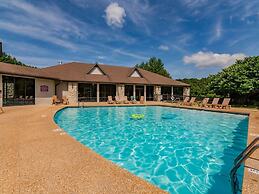 Bear Hug - Cabin Comfort - Outdoor Pool - Walking Trails -family/group