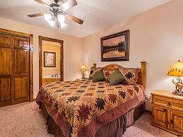 Bear Hug - Cabin Comfort - Outdoor Pool - Walking Trails -family/group