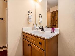 Bear Hug - Cabin Comfort - Outdoor Pool - Walking Trails -family/group