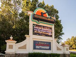 Bear Hug - Cabin Comfort - Outdoor Pool - Walking Trails -family/group