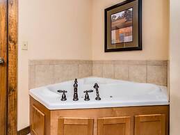 Bear Hug - Cabin Comfort - Outdoor Pool - Walking Trails -family/group