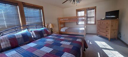 Bear Hug - Cabin Comfort - Outdoor Pool - Walking Trails -family/group