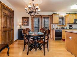 Bear Hug - Cabin Comfort - Outdoor Pool - Walking Trails -family/group