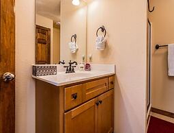 Bear Hug - Cabin Comfort - Outdoor Pool - Walking Trails -family/group