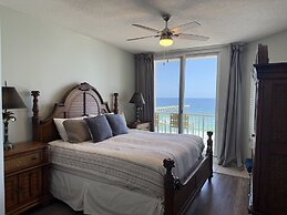 Sea Esta 3 Bedroom Condo by RedAwning